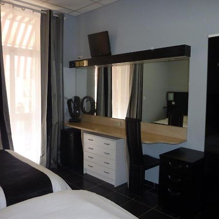 בוסוליי Hotel Villa Boeri מראה חיצוני תמונה